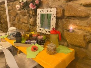 - une table avec un miroir et de la nourriture dans l'établissement B&B Villa Irma guest house, à Crotone
