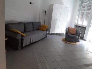 een woonkamer met een bank en een stoel bij Residenza Locatelli in Verona