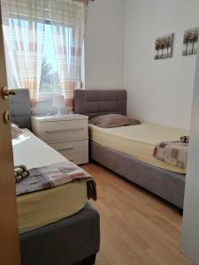 2 camas individuales en una habitación con ventana en Belvedere, en Medulin