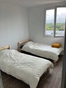 Un pat sau paturi într-o cameră la Logement spacieux à 15min de Paris - Free parking - Free wifi +11 fotografii