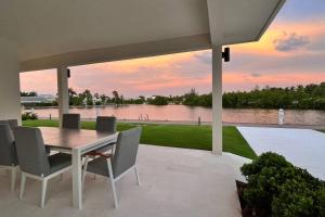 ein Esstisch und Stühle mit Blick auf einen See in der Unterkunft 2bdr Seven Mile Beach Corridor - ONE Canal Resort in George Town