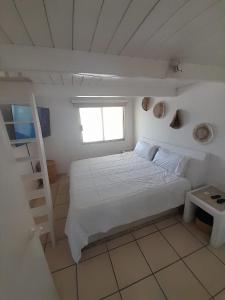 a bedroom with a bed with a ladder and a window at Apartamento familiar frente al mar Ixtapa Iguana in Ixtapa