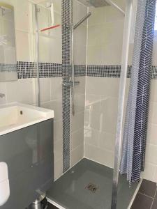 Bilik mandi di Appartement 2-4 pers. piscine, entre Aix et Cassis
