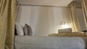 1 dormitorio con cama y espejo en Casa Samor La Candelaria, en Bogotá