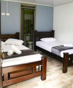 2 camas en una habitación con 2 camas sidx sidx sidx en FINCA CAMPESTRE EL PORVENIR, en Quimbaya