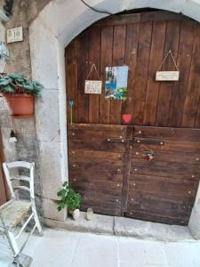 una puerta de madera con un corazón. en L'armonica di nonnoSandro, en Corfinio