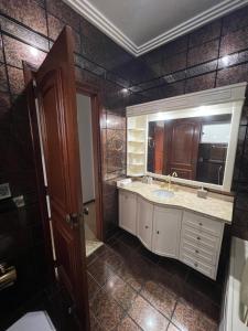 Un baño de Quarto no centro com 2 camas e hidromassagem