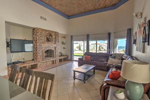 un salon avec un canapé et une cheminée dans l'établissement Las Palmas Resort, à Puerto Peñasco