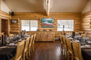 Majestic Valley Wilderness Lodge في Sutton: قاعة المؤتمرات مع الطاولات والكراسي والمسرح