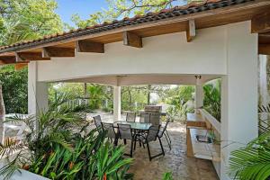 Κήπος έξω από το Stylish Flamingo Condo with Ocean Views, Renovated Kitchen & Walkable Beach Access