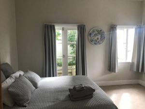 Katil atau katil-katil dalam bilik di Sunny Seaside Bungalow in Lyall Bay