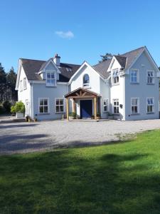 a large white house with a large driveway at KYLEARD Ryan in Monasterevin