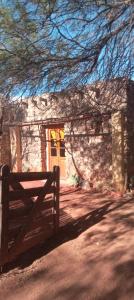 una puerta de madera frente a un edificio con puerta en La bodeguita-casa rural en Chilecito