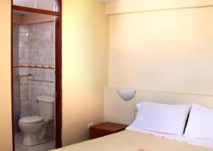 Bilik mandi di Hostal Lucerito