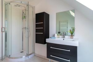 un baño con lavabo y ducha en Cocon vert proche mer, en Plouhinec 16 fotos más