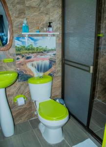 a bathroom with a green toilet and a shower at FINCA CAMPESTRE EL PORVENIR in Quimbaya