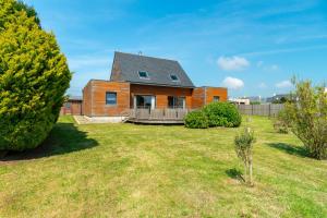 una casa con un gran patio al frente en Cocon vert proche mer, en Plouhinec