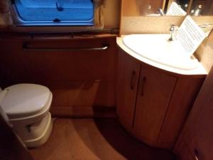 La petite salle de bains est pourvue de toilettes et d'un lavabo. dans l'établissement Camping du Puy Rond, à Bressuire
