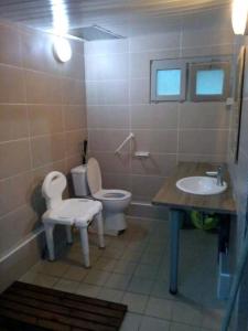 La salle de bains est pourvue de toilettes et d'un lavabo. dans l'établissement Camping du Puy Rond, à Bressuire