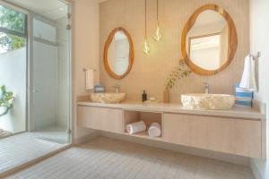 un bagno con due lavandini e due specchi di Casa Frenchie - by Pura Villas a Dominicalito Altre 20 foto
