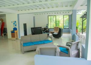 sala de estar con sofá y sillas en FINCA CAMPESTRE EL PORVENIR, en Quimbaya
