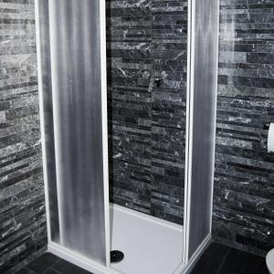 y baño con ducha y espejo grande. en Monolocale di 55mq in villa 8km da Pompei, en San Giuseppe Vesuviano
