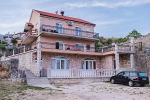 特雷比涅Apartman KOSTA 2的一栋房子前面停着一辆车