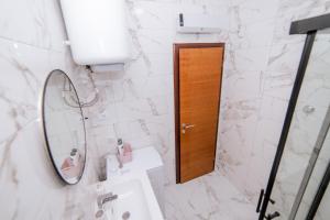 特雷比涅Apartman KOSTA 2的带镜子和水槽的浴室