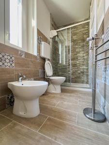 baño con 2 aseos y lavamanos en Host4ALL PALOMBINA en Falconara Marittima