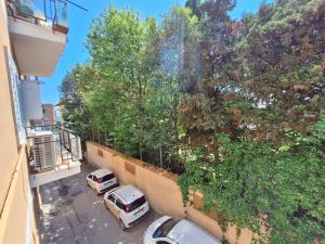 due auto parcheggiate in un parcheggio accanto a un edificio di Bell'Aria Nettuno a Nettuno