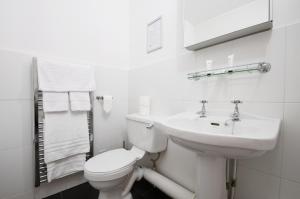 The White Hart Inn tesisinde bir banyo