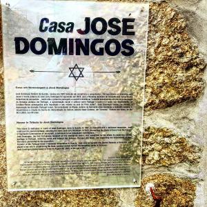 um sinal numa rocha com o texto cass perder dominó em José Domingos em Belmonte