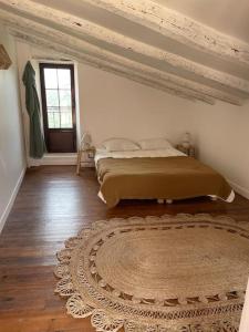 CateriにあるRavissante maison entre ile rousse et calviのベッドルーム1室(ベッド1台付)、