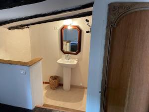 CateriにあるRavissante maison entre ile rousse et calviの洗面台と鏡のあるバスルーム +21枚の写真