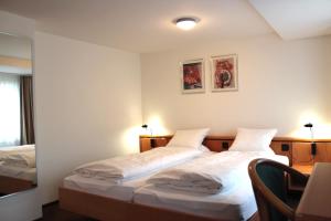 Postel nebo postele na pokoji v ubytování Hotel Freihof Swiss Lodge