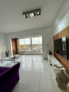 un soggiorno con divano e TV di Amplio Departamento en Zona Gastronómica a 3 cuadras de estación Central a Lanús