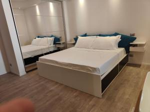 1 dormitorio con 1 cama grande y espejo en Host4ALL PALOMBINA en Falconara Marittima