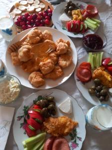 d'une table recouverte de assiettes de denrées alimentaires différentes dans l'établissement Vila Dean, à Berat