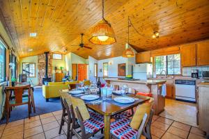 cocina y comedor con mesa y sillas en The Atomic Squirrel Lodge Lake Gregory Getaway!, en Crestline