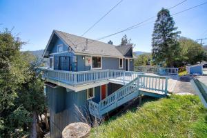 Casa azul con porche y balcón en The Atomic Squirrel Lodge Lake Gregory Getaway!, en Crestline