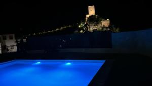カソルラにあるCasa Tio Pacoの青いプール付きの城の夜景