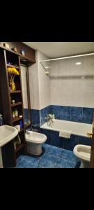 een badkamer met een bad, een toilet en een wastafel bij Pamplona Room in Pamplona