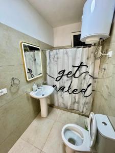 een badkamer met een toilet en een wastafel bij Shkodra Guest House in Shkodër