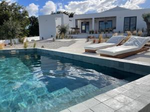 eine Villa mit einem Pool und einem Haus in der Unterkunft Casa Bartolomeu in Castro Marim