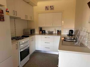 Η κουζίνα ή μικρή κουζίνα στο Sunset Manor Stays- Pet Friendly Unit Bairnsdale