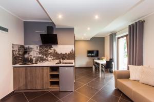 Apartamenty Dawna Wisłaにあるテレビまたはエンターテインメントセンター