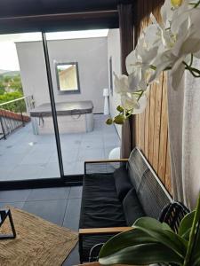 ein Wohnzimmer mit einem Sofa und einem Tisch in der Unterkunft Villa de 4 chambres avec piscine privee sauna et jardin clos a Riom in Riom