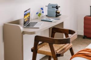 escritorio blanco con ordenador portátil y silla en Yelo Belle Epoque powered by Sonder en Cannes