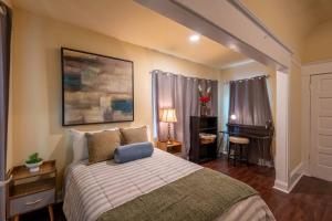 a bedroom with a bed and a desk in it at Unique House 6BR 6 Beds 10 PX Parking in Berkeley