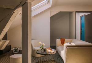sala de estar con sofá y mesa en Yelo Belle Epoque powered by Sonder en Cannes